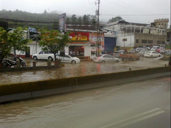 Inundaciones colman la autopista Panamericana en San Antonio de los Altos