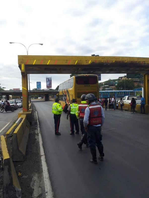 Autobús choca contra el control de altura del puente Los Ruices