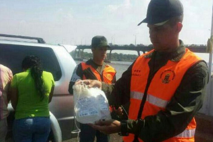 Hasta bolsas para transfusiones de sangre se llevan por contrabando