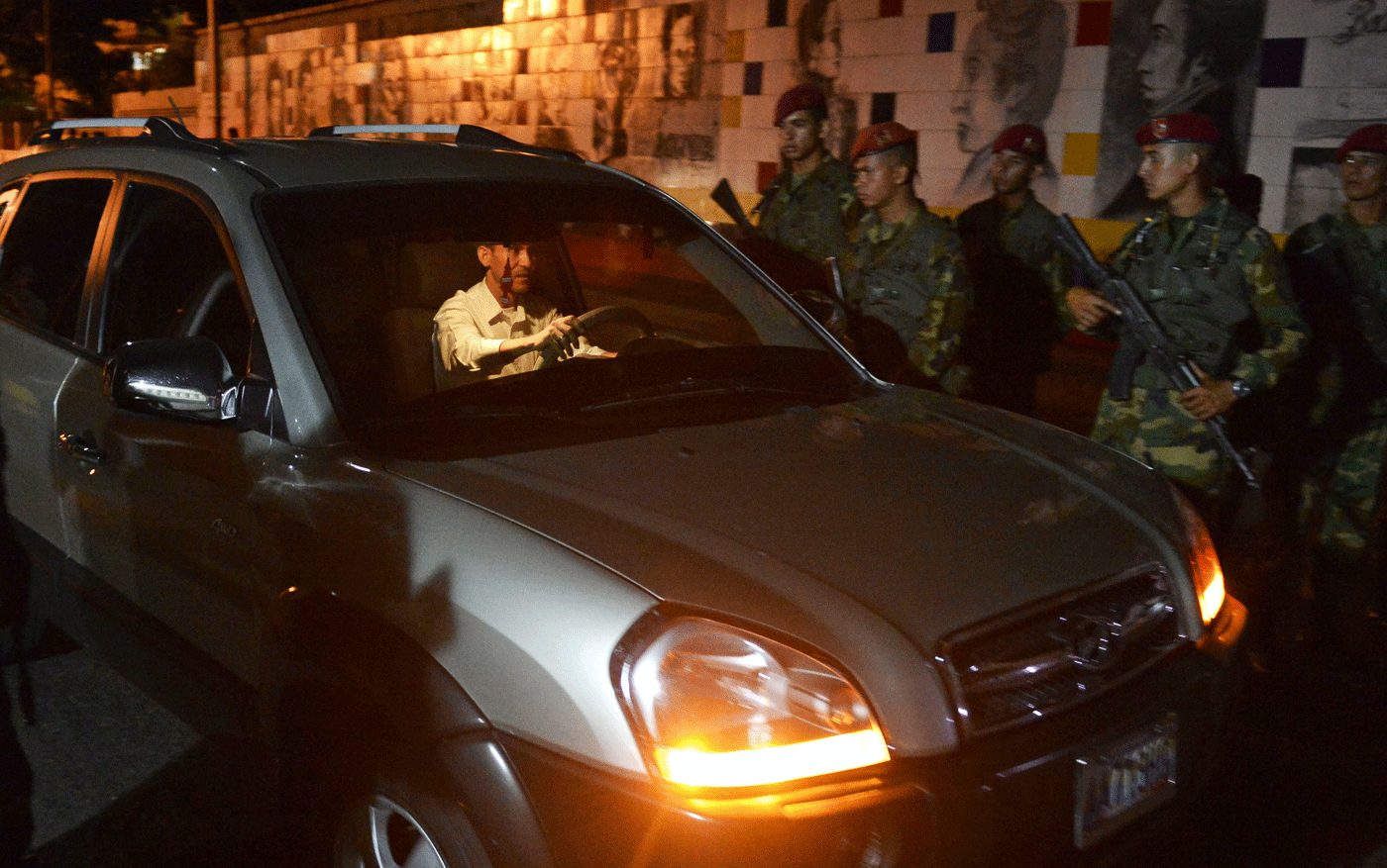 Largas colas de carros y quejas por cierre de la frontera con Colombia