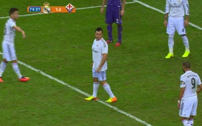 ¿El doble de CR7? Espontáneo se disfraza de Ronaldo e irrumpe en pleno juego (Video)