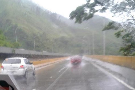 Caracas inundada tras fuertes lluvias (Fotos)