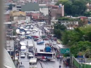 Reportan tranca de transportistas en el puente Baloa de Petare (Fotos)