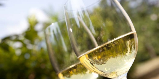 El vino blanco también puede manchar los dientes