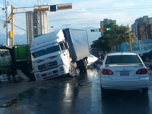 Gandola se hunde tras falla de pavimento en Turmero