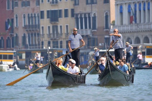 Tras la boda, Clooney y Almuddin pasean por Venecia (Fotos)