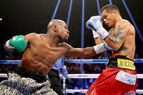 Mayweather vence a Maidana y retiene títulos mundiales