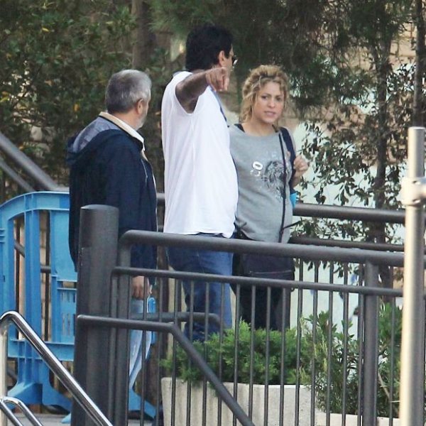 Shakira deja ver su pancita de embarazada (Foto)