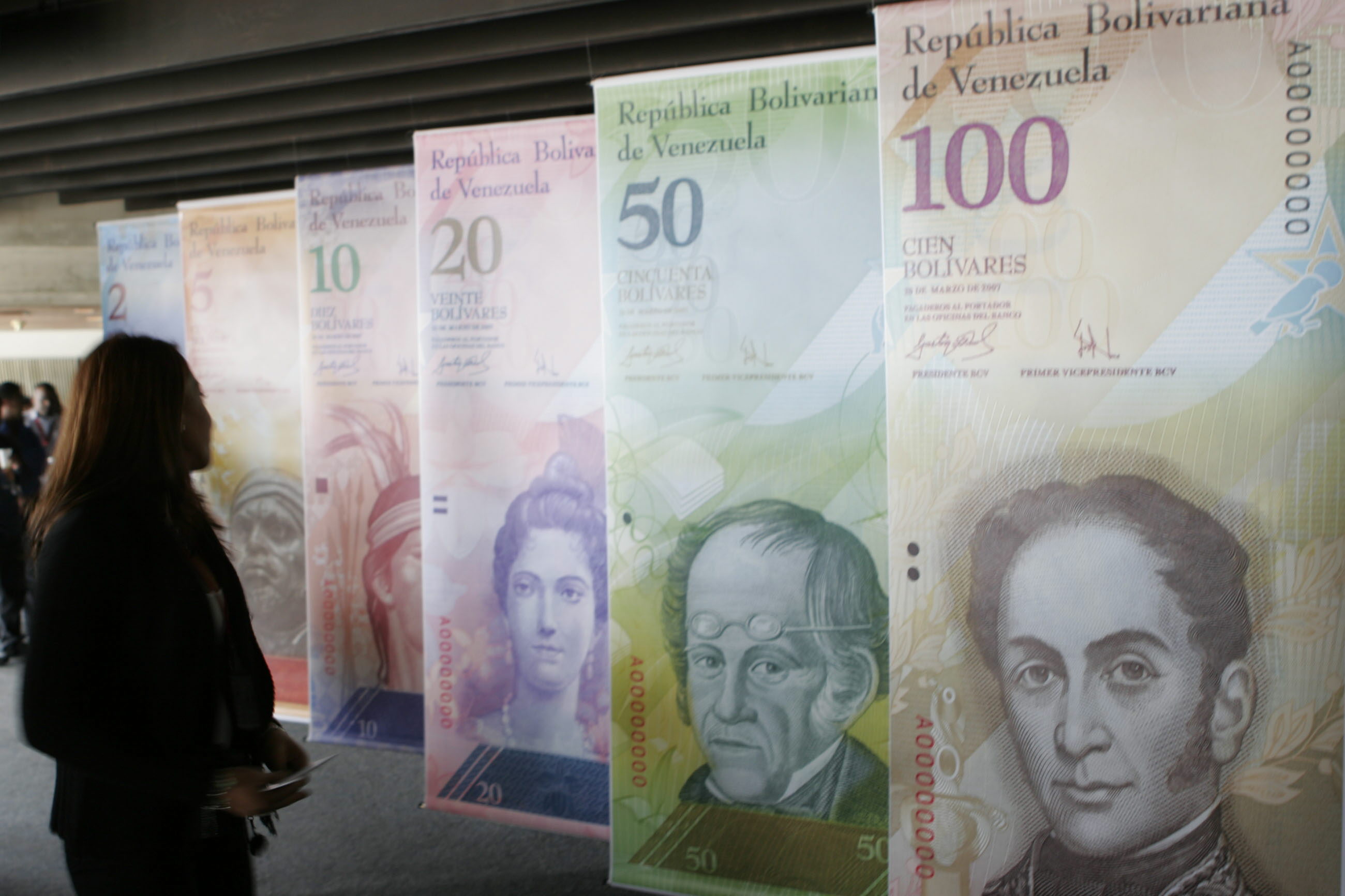 Venezuela seguirá en recesión en 2015 si se mantienen precios del petróleo