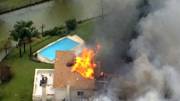 Dos muertos al caer avión ejecutivo en barrio privado de Argentina (Foto)