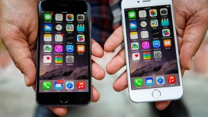 Doblan el iPhone 6 en una Apple Store… ¡y lo rompen en el intento! (Video)
