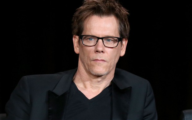 La reacción de Kevin Bacon al ver su cara y su nombre en una hamburguesería latina (VIDEO)