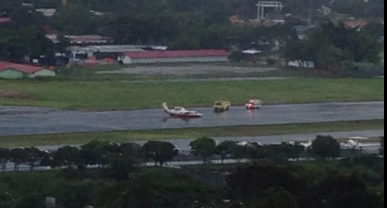 FOTOS: Aterriza de emergencia una avioneta sin ruedas en La Carlota