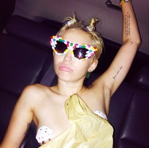 Miley Cyrus cubrió sus pezones con una barquilla (Fotos)