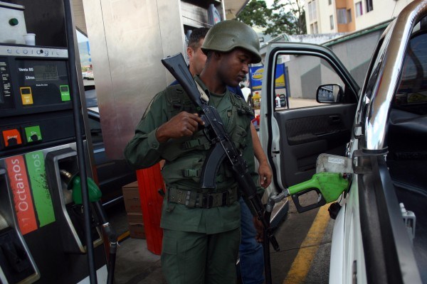 Despliegue militar en estaciones de servicio de San Cristóbal