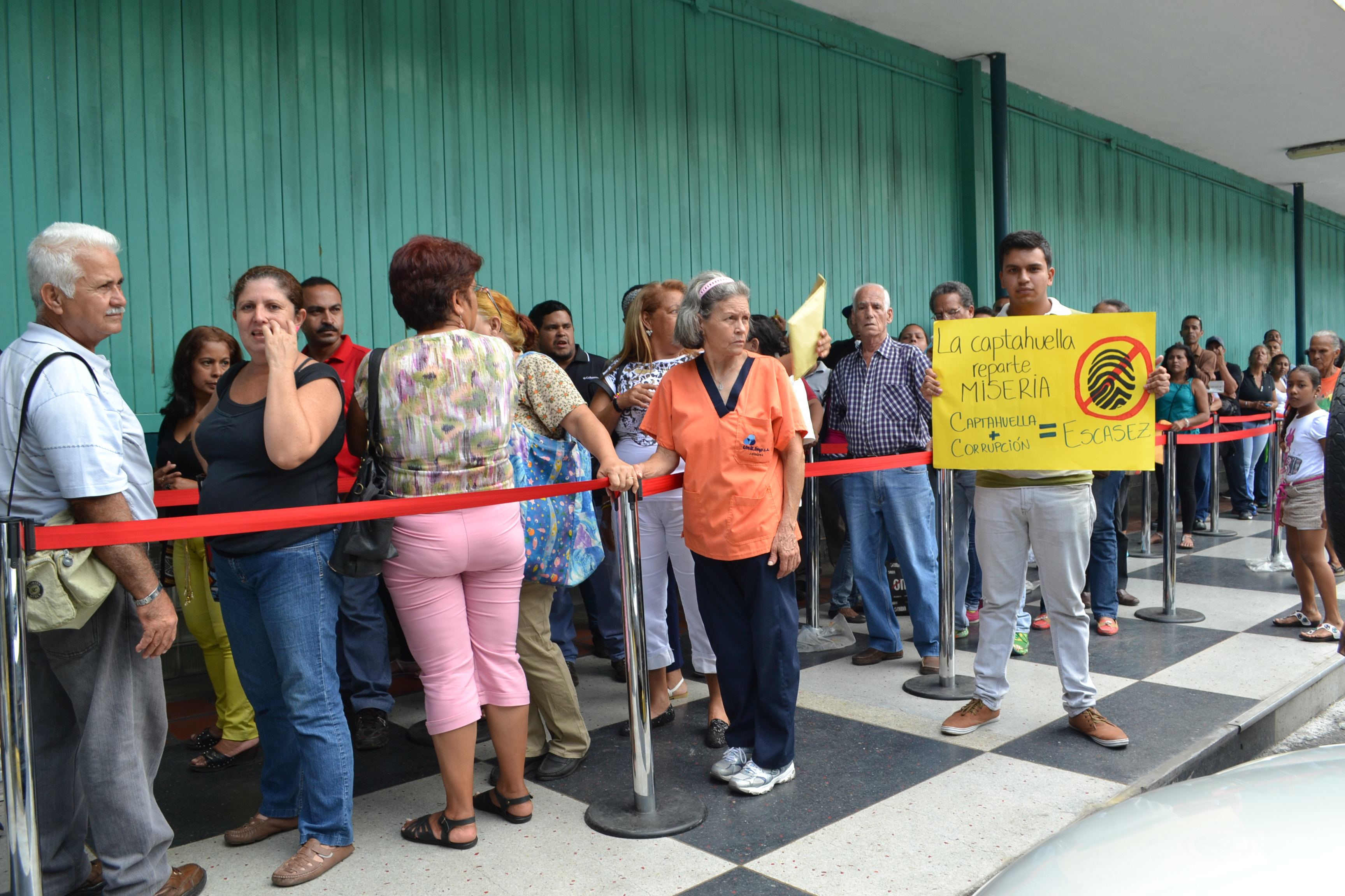 Protesta frente al Bicentenario de Las Mercedes contra el “cazahuellas” #2S (Fotos)