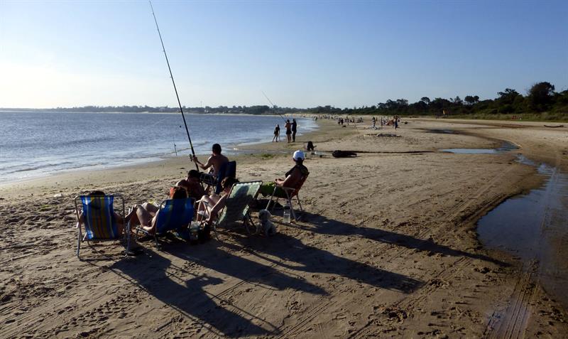 Los uruguayos se saltan “la anticuada” ley seca aplicada por elecciones