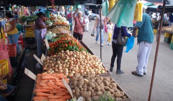 Buhoneros rechazaron prohibición de vender papas y tomates