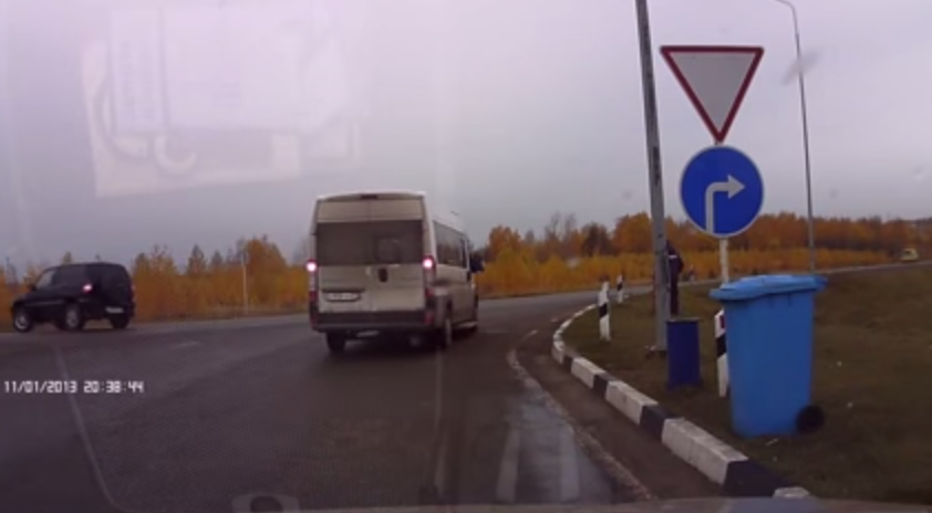 Lo chocan, sale volando del auto y se para como si nada (Video)