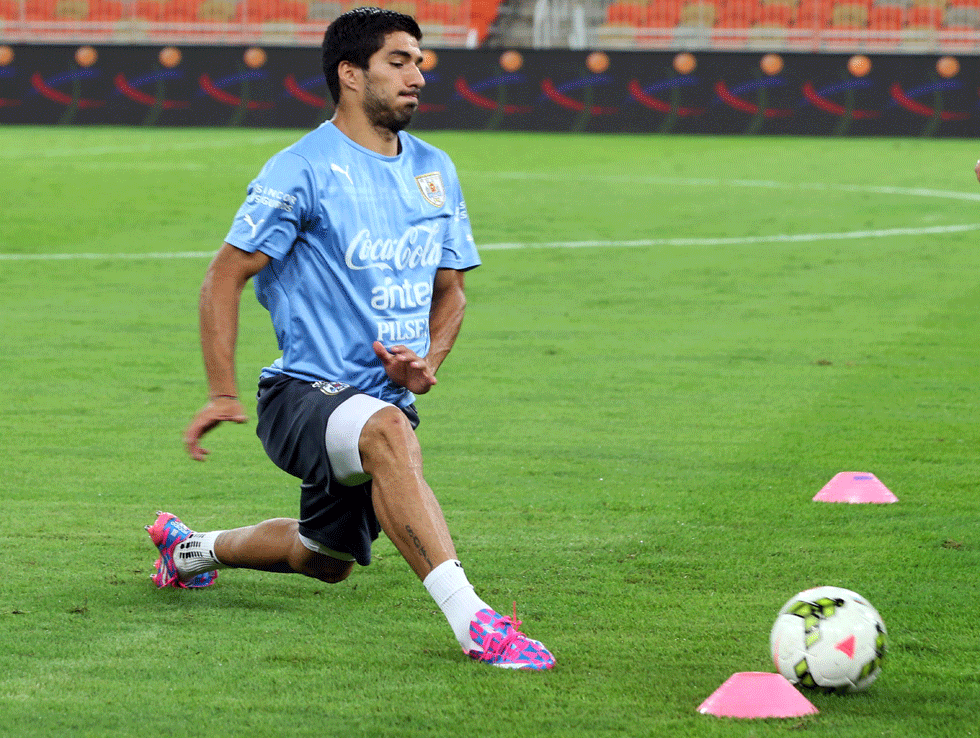 Luis Suárez marca primeros goles tras sanción en triunfo de Uruguay contra Omán