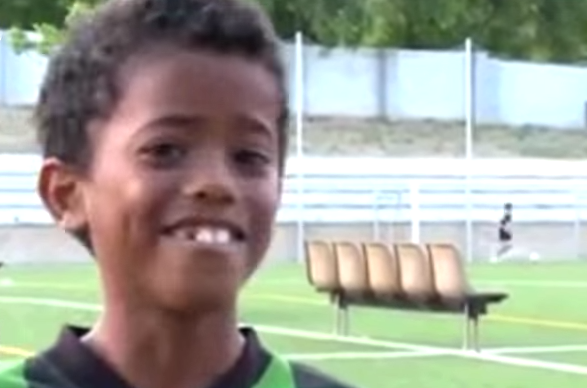 Magia con el balón en los pies: Es el ¡mini Ronaldinho! (Video)