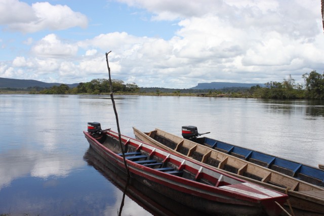 Localizan cadáver en las aguas del río Cuyuní