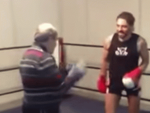 En VIDEO: Tremenda paliza la que le dio este anciano a un boxeador