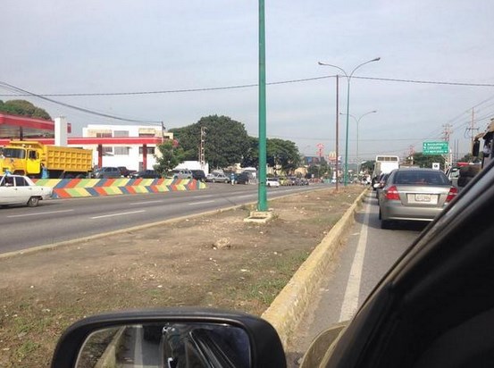 País productor de petróleo: Cola descomunal para surtir tanque de gasolina