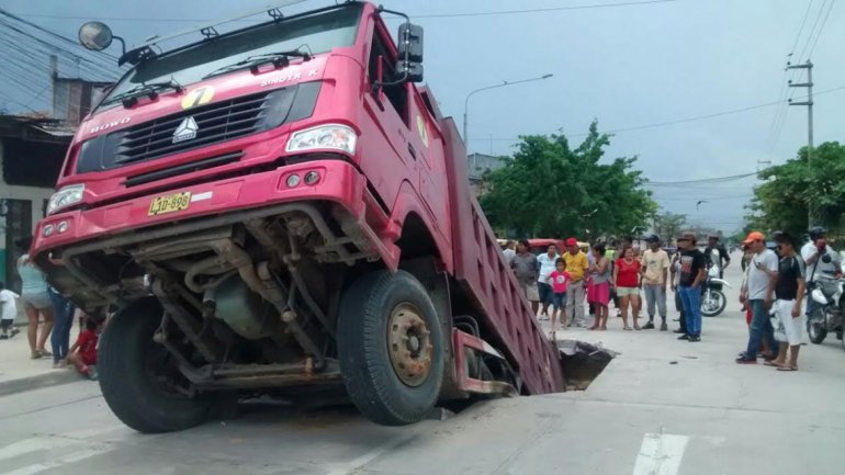 Un cráter “se tragó” un camión