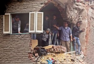 Al menos 17 muertos en edificio que se derrumbó en Egipto