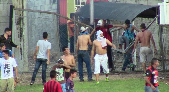 Fanático que murió tras enfrentamiento de barras recibió balazo en hemitorax derecho