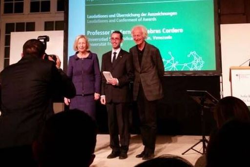 Venezolano se convierte en el primer latino en recibir premio alemán de ciencias