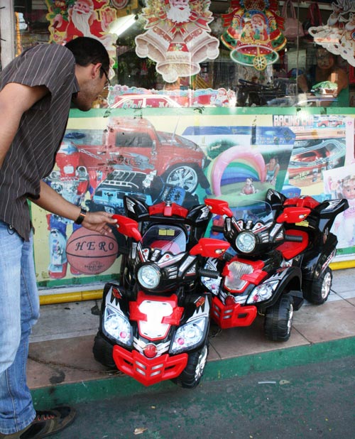 Padres están comprando los regalos navideños con lo que tienen