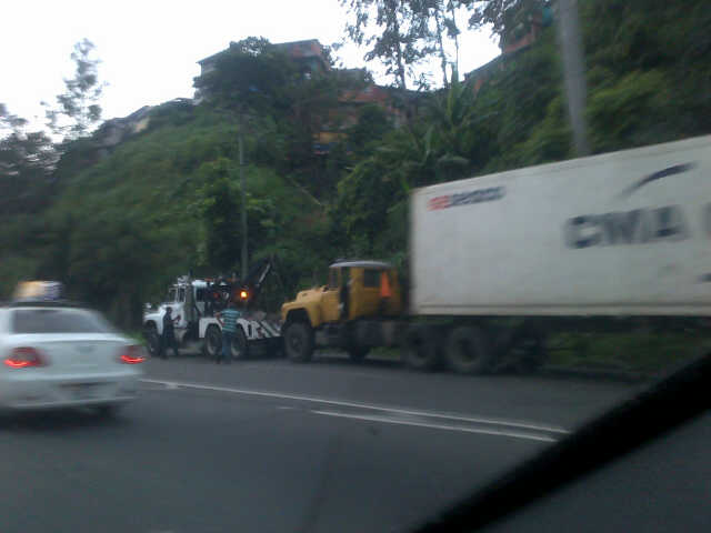 Fuerte cola subiendo de La Guaira por gandola volcada (Fotos)