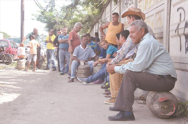 Valencianos hacen hasta cuatro horas de cola para comprar gas