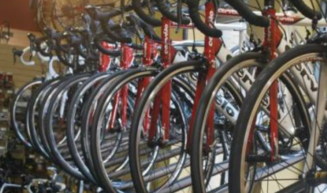 Proponen a tiendas pedir partida de nacimiento para vender más de una bicicleta