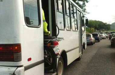 ¡Fin de mundo! Motorizado usando el autobús… Solo en Venezuela (Foto)