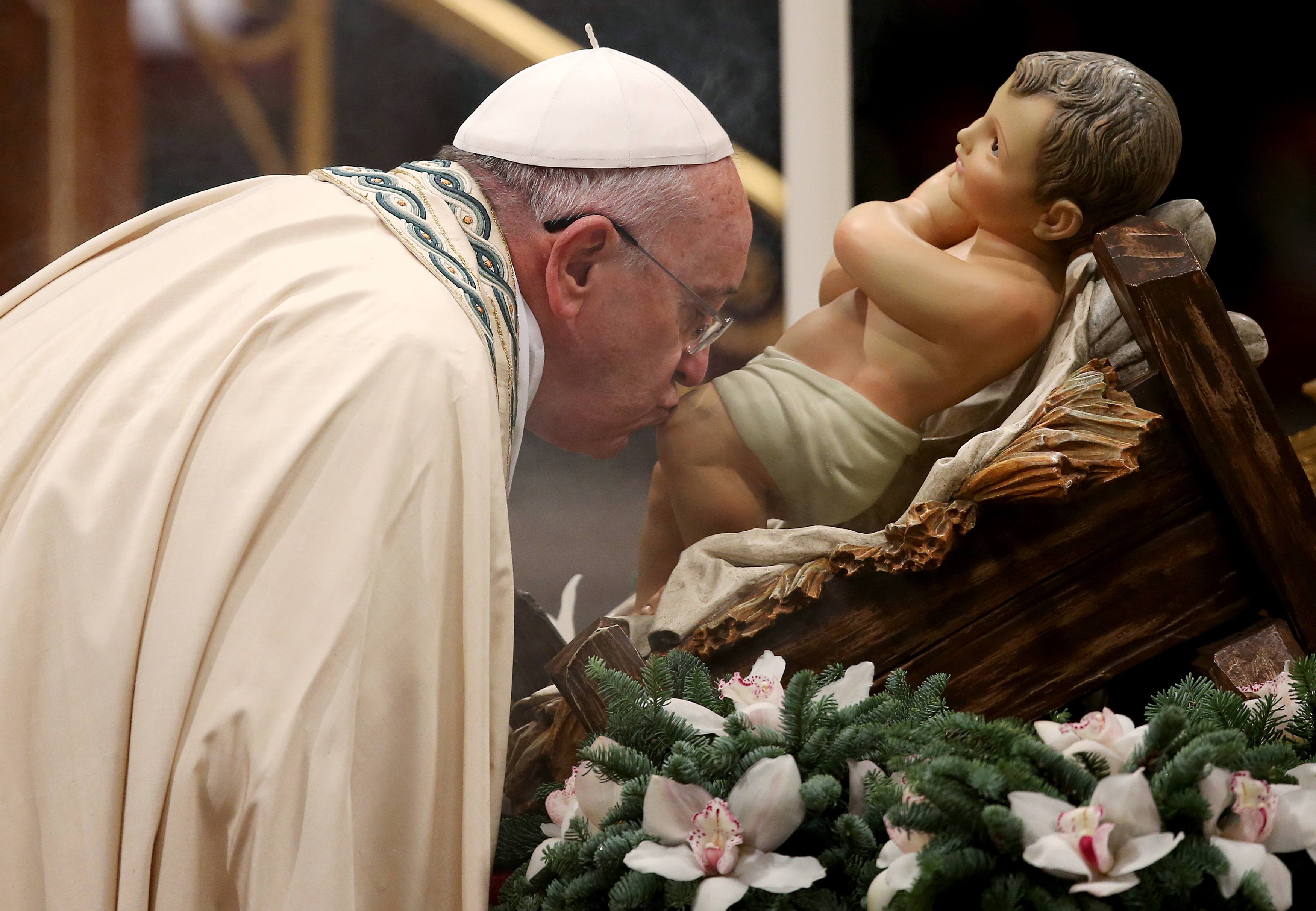 El Papa presidió el Te Deum y visitó el pesebre en la Plaza de San Pedro (Fotos)