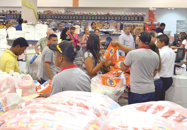 Más de una hora en la cola para comprar dos bolsas de Ace