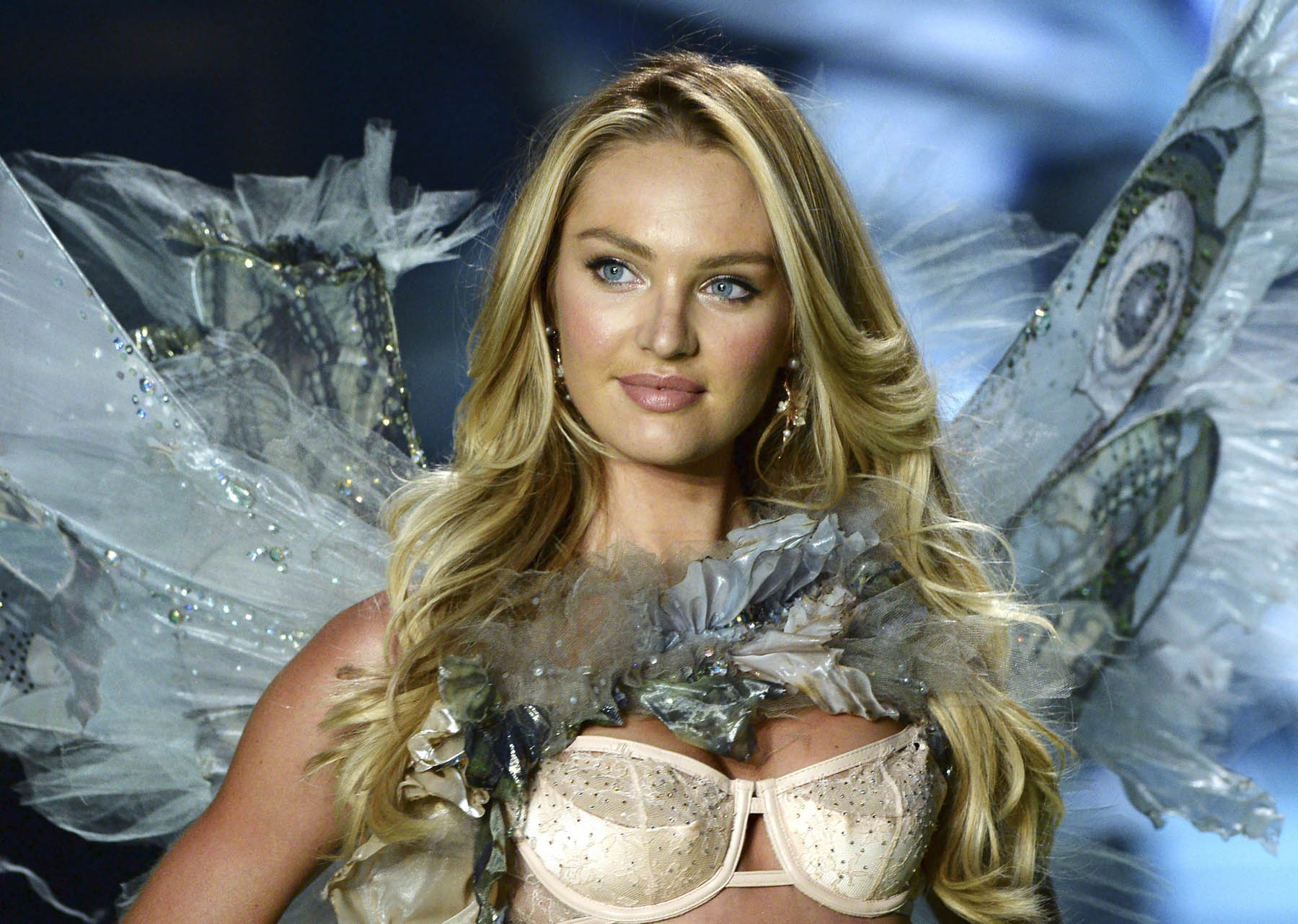 Nuestra angelita favorita Candice Swanepoel… un increíble espectáculo en el desfile VS (FOTOTAS)