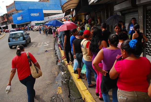 Consumidores se mantienen a la caza de productos básicos