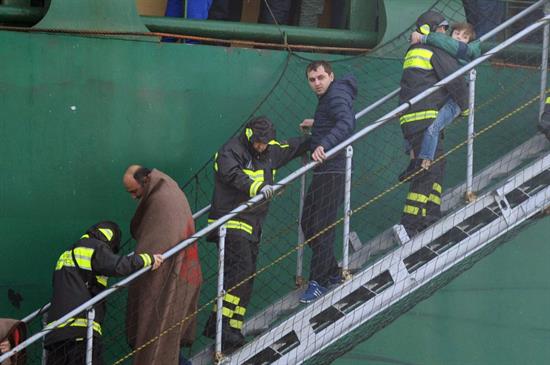 Llega a puerto un mercante maltés con 39 supervivientes del ferry incendiado