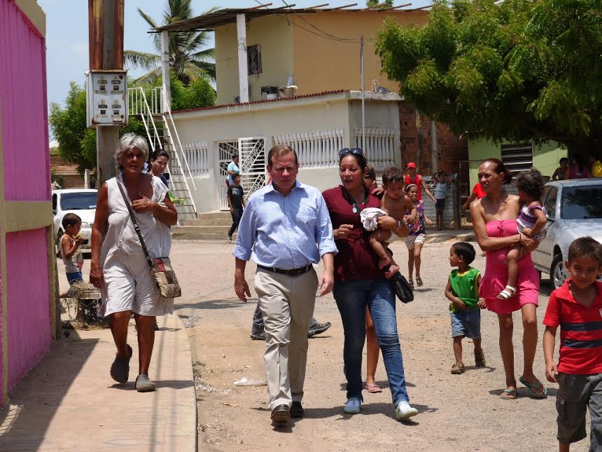 Vecinos de Las Salinas viven entre penumbras y precariedad