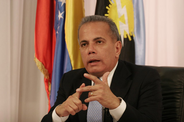 Manuel Rosales con un pie en Venezuela