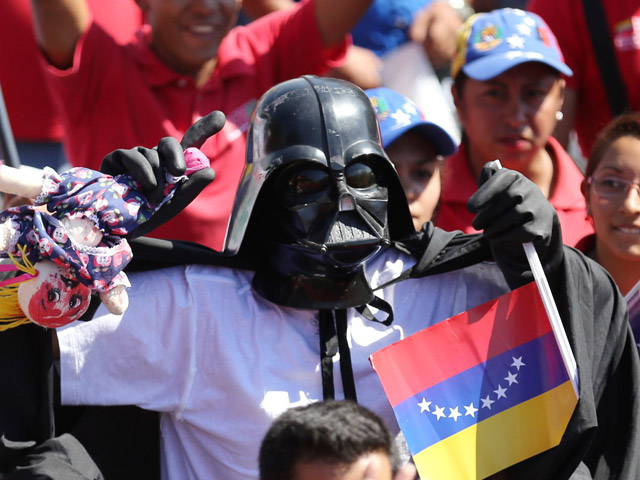 El “Imperio” se infiltró en la marcha… ¡con la bandera al revés!