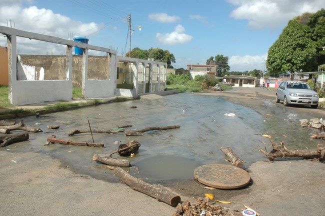 Aguas putrefactas inundan calles de comunidades en San Félix