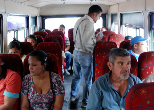 Los llamados charleros se aprovechan de los usuarios del transporte público