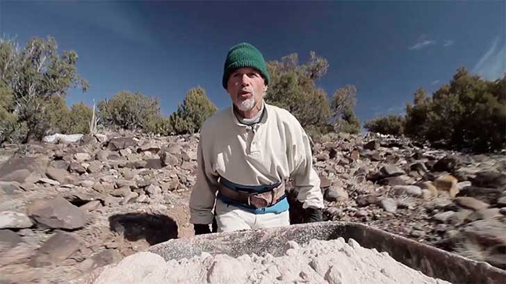 ¡Impresionante! Pasó 25 años tallando una increíble cueva subterránea (Foto + Video)
