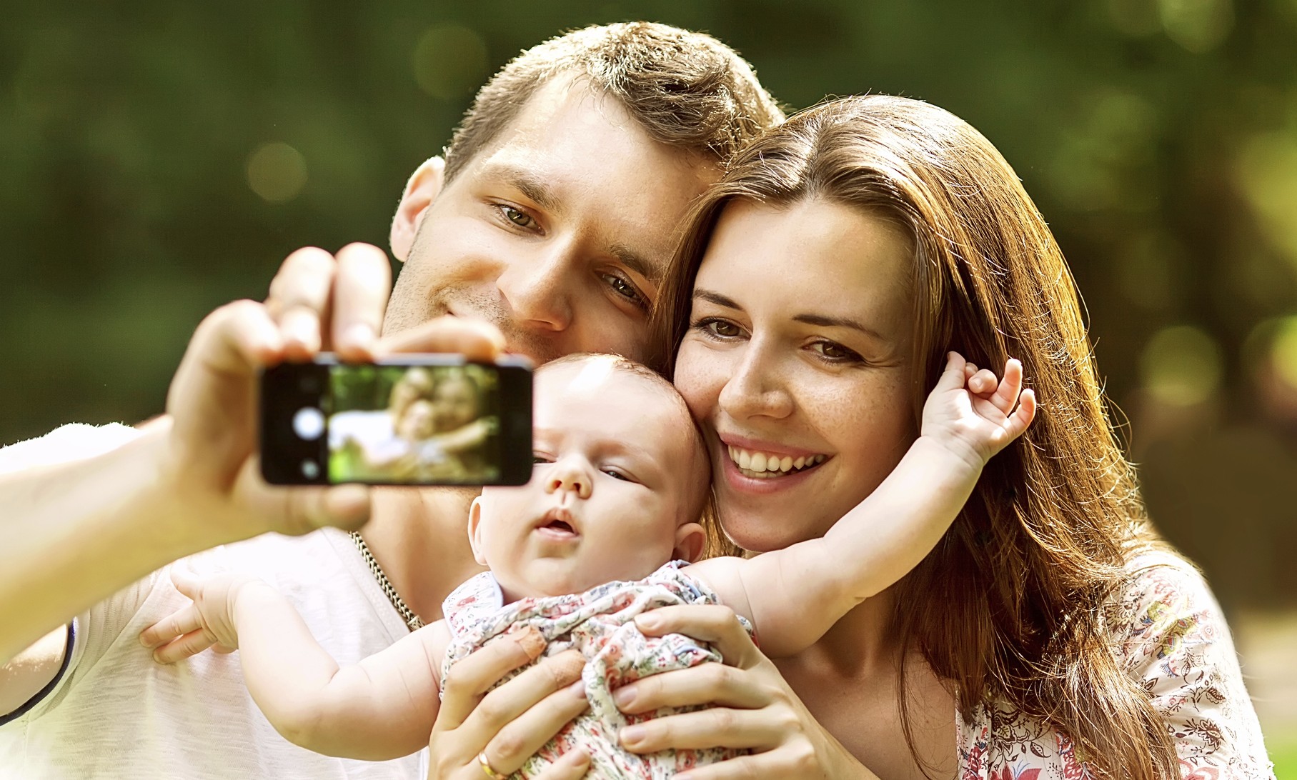 Esto es lo que pasa cuando subes fotos de tu hijo a Facebook