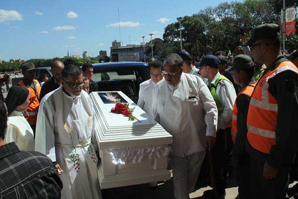 Zulianos dan el último adiós a la hermana Francisca en la Basílica (Fotos)